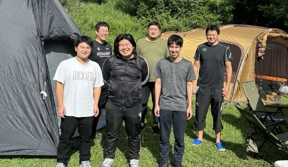 キャンプを楽しむ社員