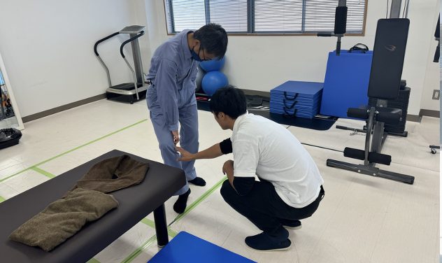 柔道整復師による施術の様子