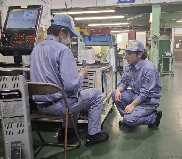 先輩社員が新人を指導する様子